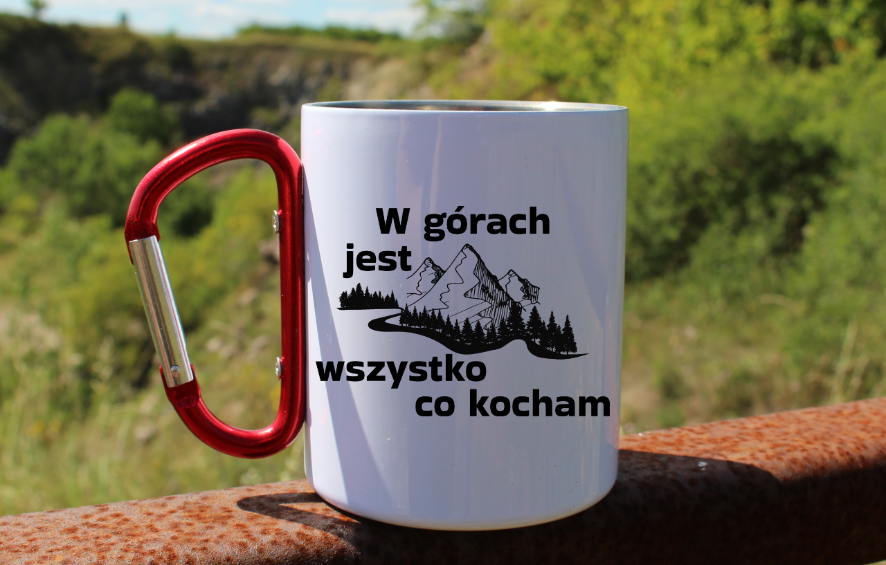 Kubek biały z czerwonym karabińczykiem, nadruk „W górach jest wszystko, co kocham” #1