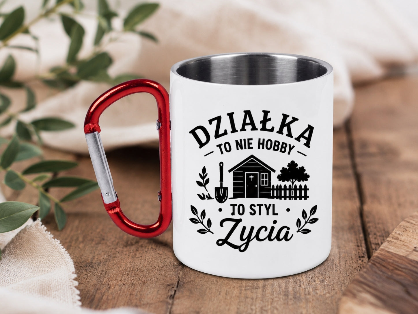 Kubek biały z czerwonym karabińczykiem „Działka to nie hobby, to styl życia” – działka, ogród #8