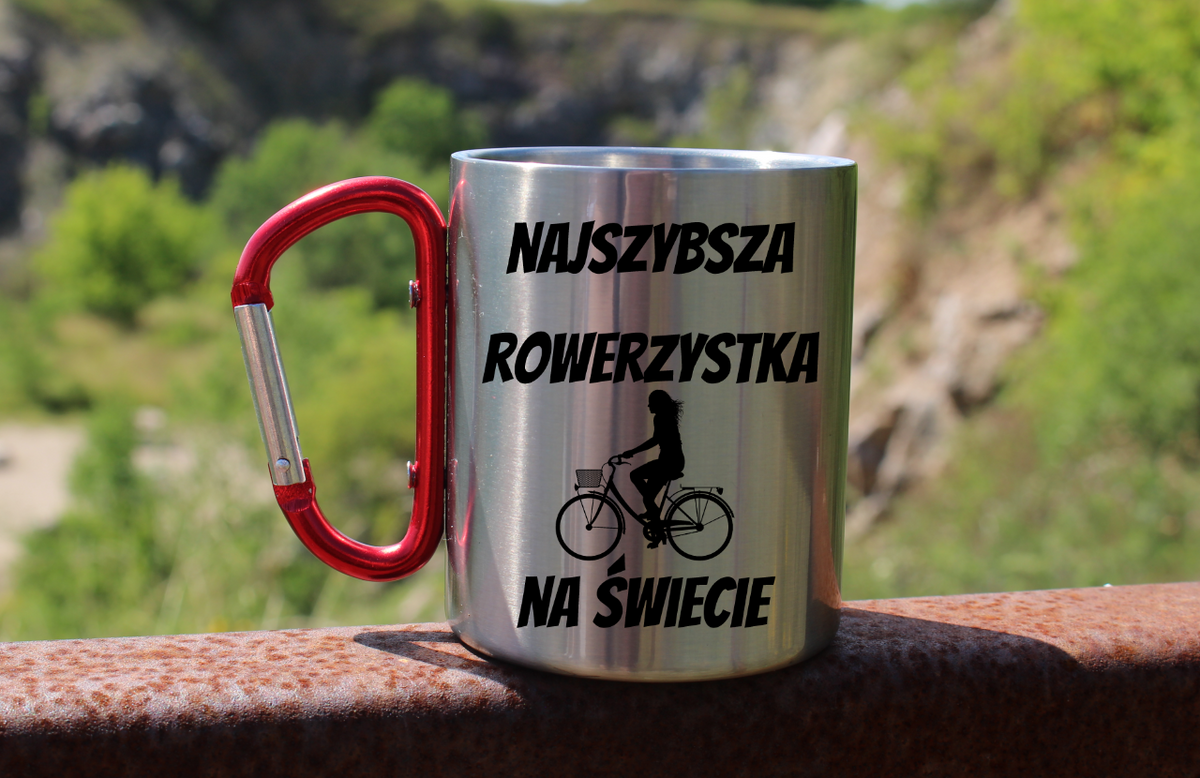 Kubek z czerwonym karabińczykiem i nadrukiem „Najszybsza rowerzystka na świecie” – dla rowerzystki #8