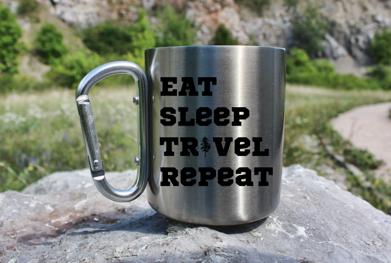 Kubek karabińczyk srebrny z nadrukiem „Eat Sleep Travel Repeat” – podróże, przygoda #5