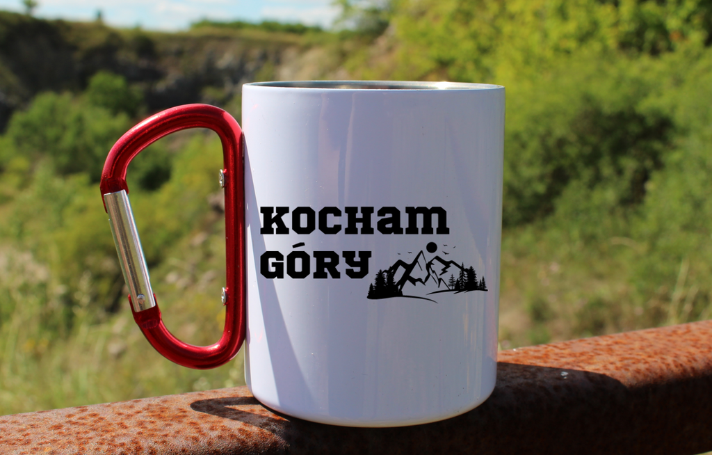 Kubek biały z czerwonym karabińczykiem z nadrukiem „Kocham Góry” – trekking #7