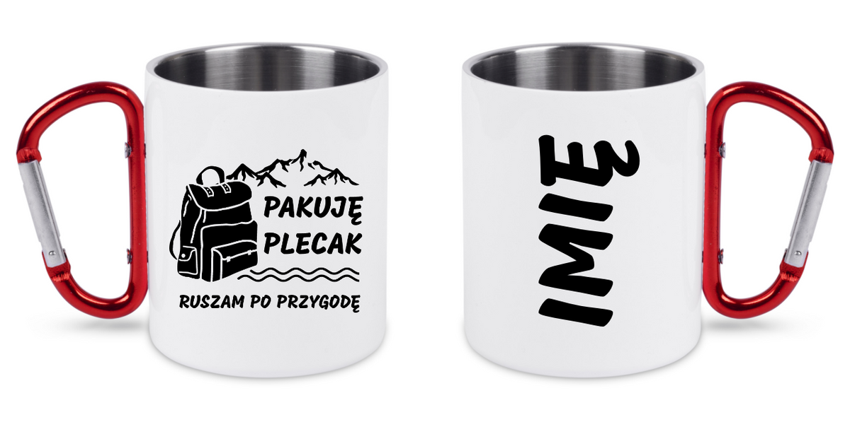 Kubek biały z czerwonym karabińczykiem z nadrukiem „Pakuję plecak, ruszam po przygodę” – trekking #3