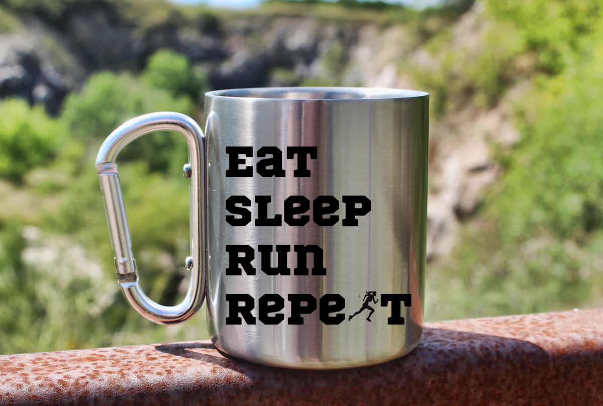Kubek ze srebrnym karabińczykiem – z nadrukiem "Eat Sleep Run Repeat" – dla pani, bieganie #10