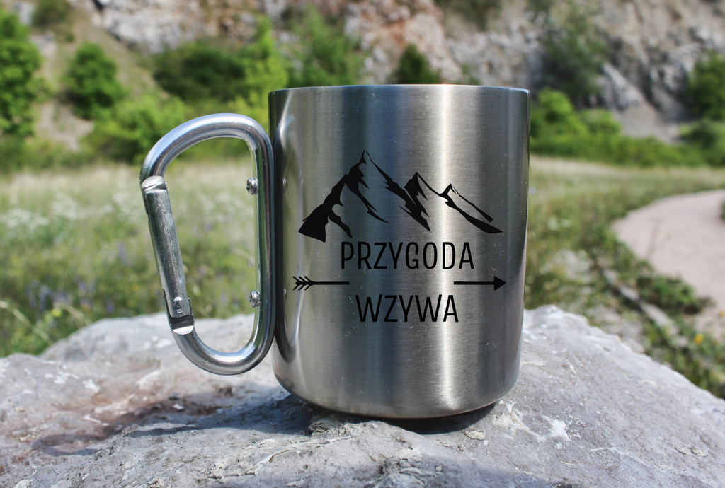 Kubek ze srebrnym karabińczykiem, nadruk "Przygoda wzywa" - podróż, trekking #3