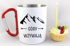 Kubek biały z czerwonym karabińczykiem, nadruk „Góry wzywają” - trekking #2