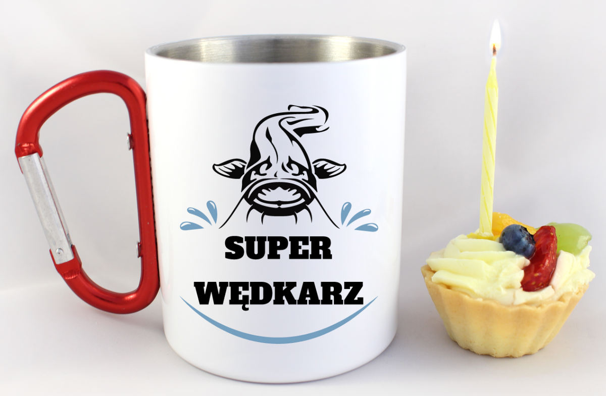 Kubek biały z czerwonym karabińczykiem i nadrukiem "Super wędkarz" – wędkarstwo #9