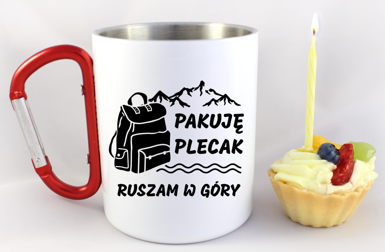 Kubek biały z czerwonym karabińczykiem, nadruki „Pakuję plecak, ruszam w góry” – trekking #2