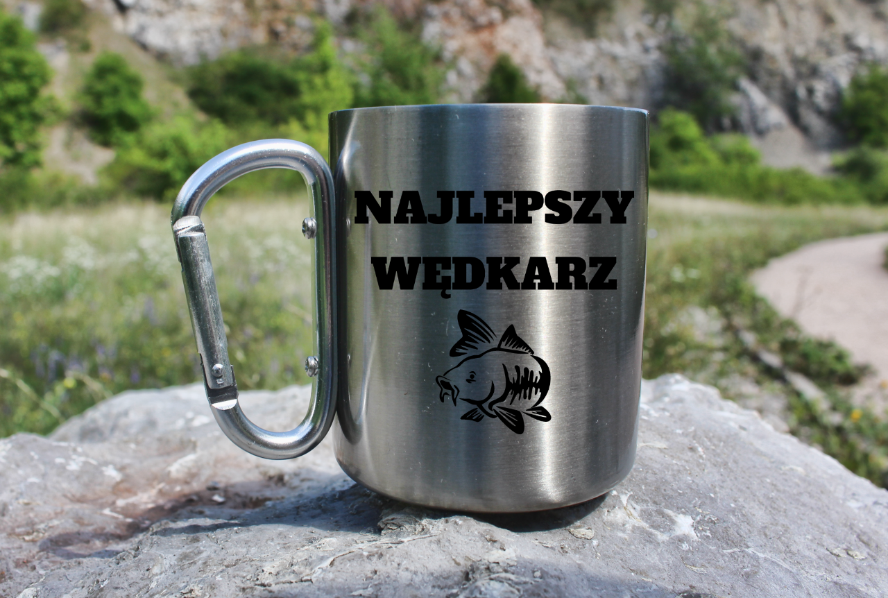 Kubek ze srebrnym karabińczykiem i nadrukiem "Najlepszy wędkarz" – wędkarstwo #8