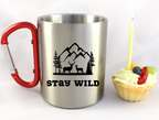 Kubek z czerwonym karabińczykiem i nadrukiem „Stay Wild” – trekking, przyroda #8