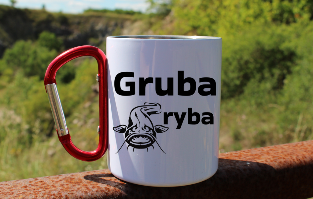 Kubek biały z czerwonym karabińczykiem i nadrukiem "Gruba ryba" – wędkarstwo #12