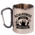 Kubek z czarnym karabińczykiem z nadrukiem "Działkowiec z pasji, plony z radości" - działka, ogród #1