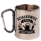 Kubek z czarnym karabińczykiem z nadrukiem "Działkowiec z pasji, plony z radości" - działka, ogród #1
