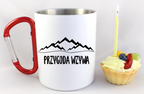 Kubek biały z czerwonym karabińczykiem, nadruk „Przygoda wzywa” – podróż, travel #9