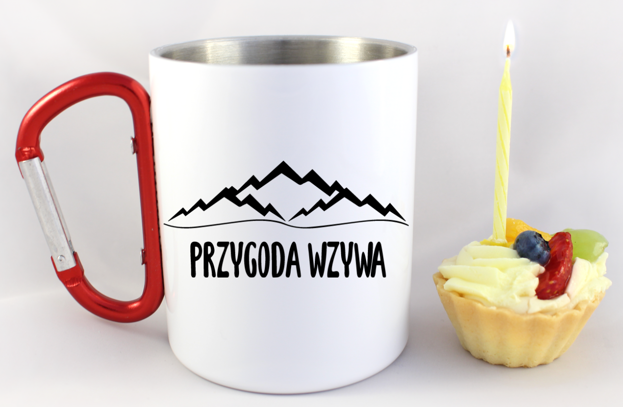 Kubek biały z czerwonym karabińczykiem, nadruk „Przygoda wzywa” – podróż, travel #9