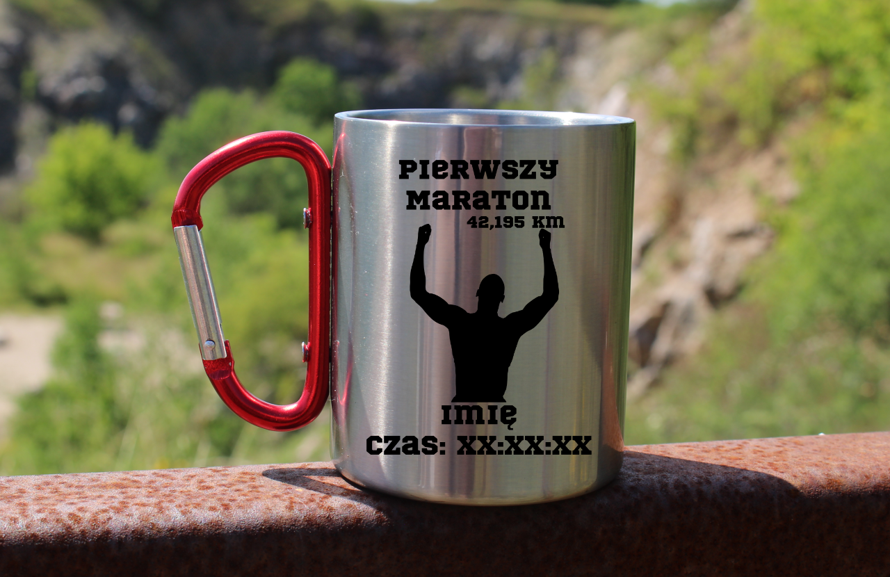 Kubek z czerwonym karabińczykiem – pamiątka po maratonie – bieganie #10