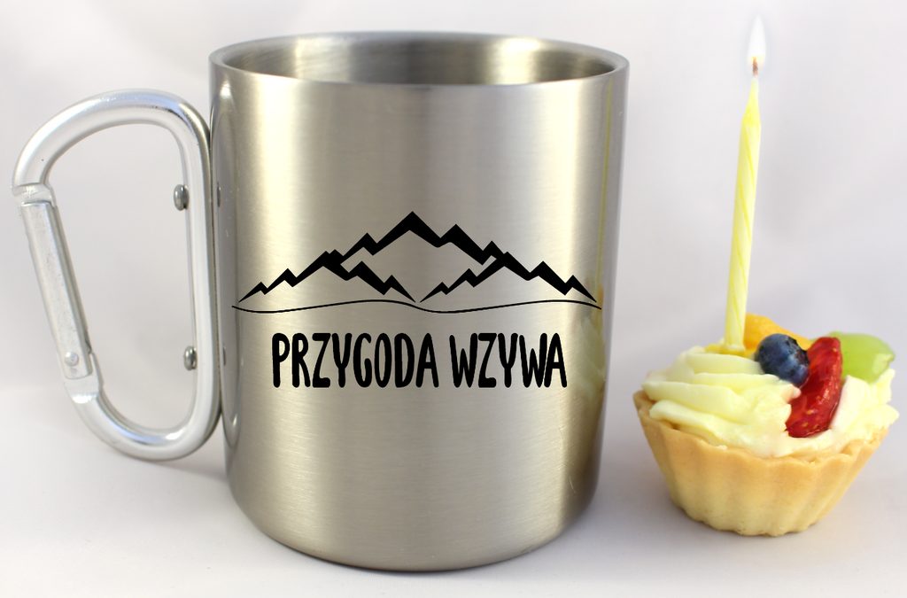 Kubek ze srebrnym karabińczykiem z nadrukiem „Przygoda wzywa” – travel, podróż #9