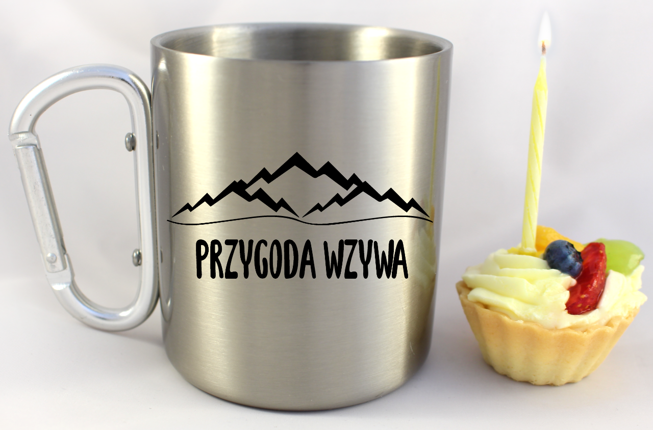 Kubek ze srebrnym karabińczykiem z nadrukiem „Przygoda wzywa” – travel, podróż #9