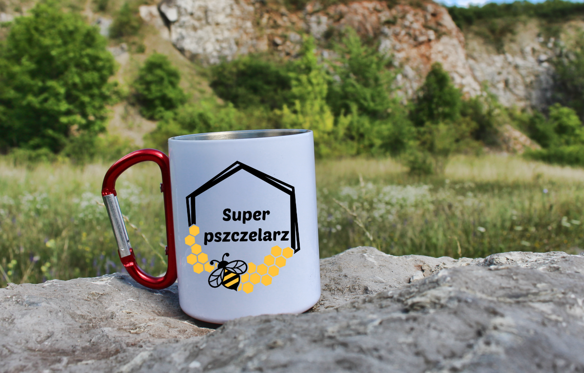 Kubek biały z czerwonym karabińczykiem i nadrukiem „Super pszczelarz” – pszczelarstwo #11
