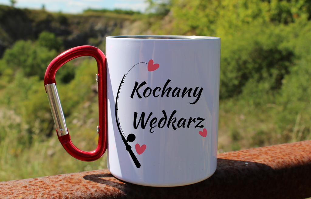Kubek biały z czerwonym karabińczykiem i nadrukiem "Kochany Wędkarz" #2