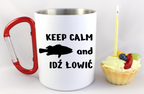 Kubek biały z czerwonym karabińczykiem i nadrukiem "KEEP CALM and IDŹ ŁOWIĆ" – wędkarstwo #6