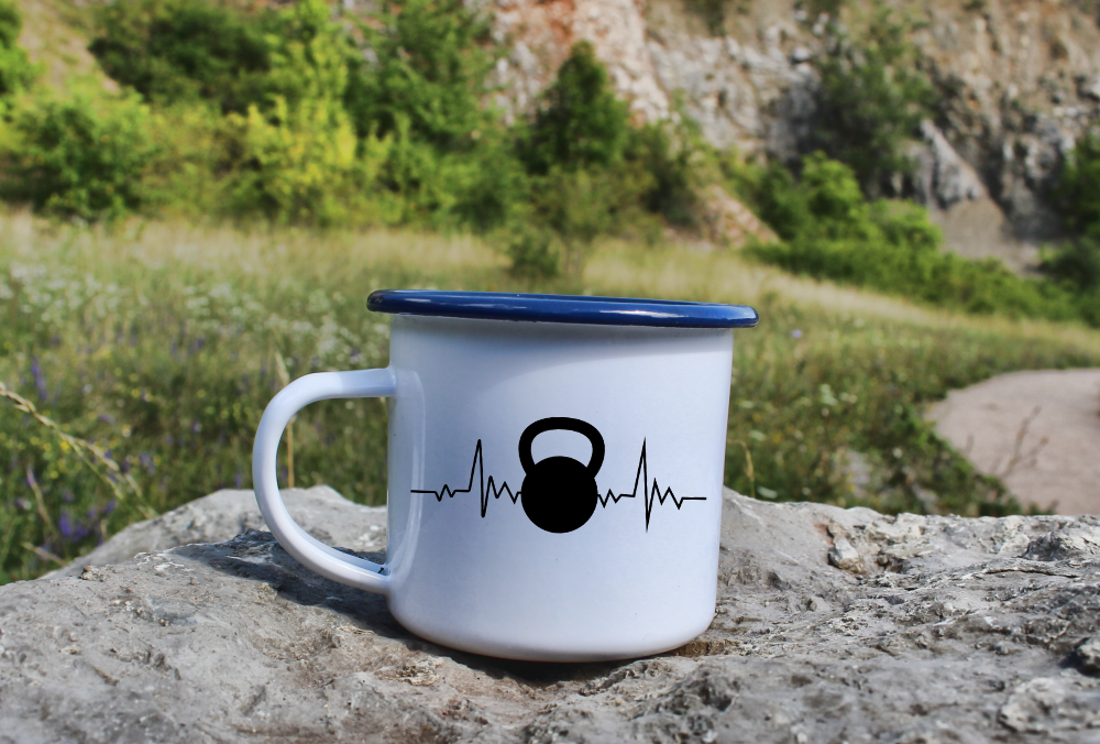 Kubek emaliowany biały z nadrukiem kettlebell i linią życia – siłownia #4