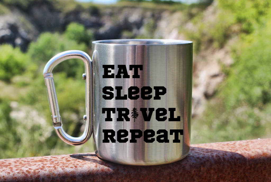Kubek karabińczyk srebrny z nadrukiem „Eat Sleep Travel Repeat” – podróże, przygoda #5