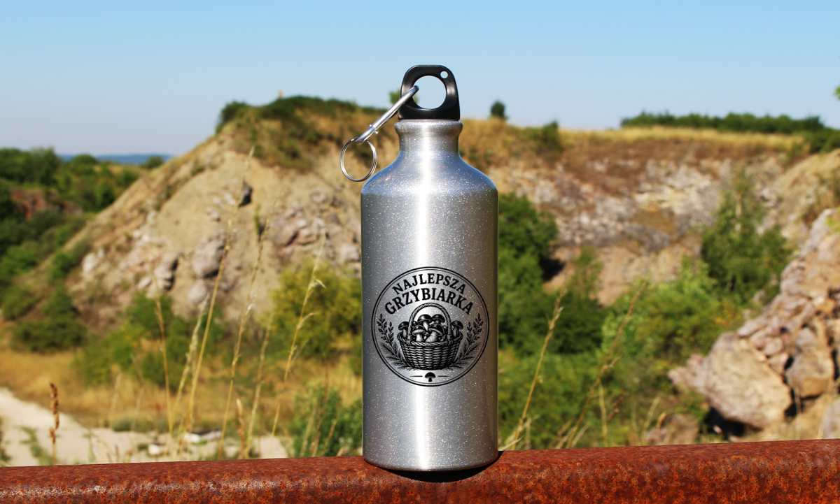 Bidon srebrny 500 ml z nadrukiem „Najlepsza Grzybiarka” – na grzyby #1