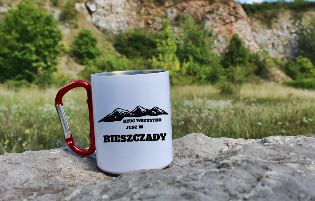 Kubek biały z czerwonym karabińczykiem, nadruk „Rzuć wszystko, jedź w Bieszczady” #4