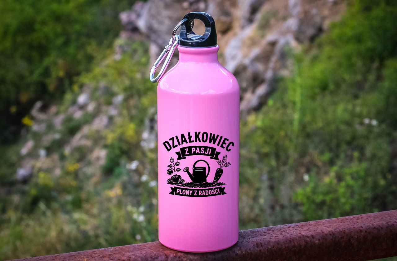 Butelka różowa 600 ml z nadrukiem "Działkowiec z pasji, plony z radości" - do ogrodu #1