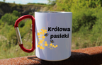 Kubek biały z czerwonym karabińczykiem i nadrukiem „Królowa pasieki” – pszczelarstwo #9