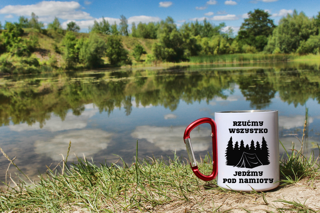 Kubek biały z czerwonym karabińczykiem z nadrukiem „Rzućmy wszystko, jedźmy pod namiot” – camping, namiot #10