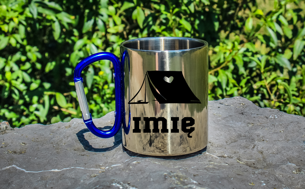 Kubek z niebieskim karabińczykiem i grafiką namiotu oraz imieniem do wyboru – góry #4