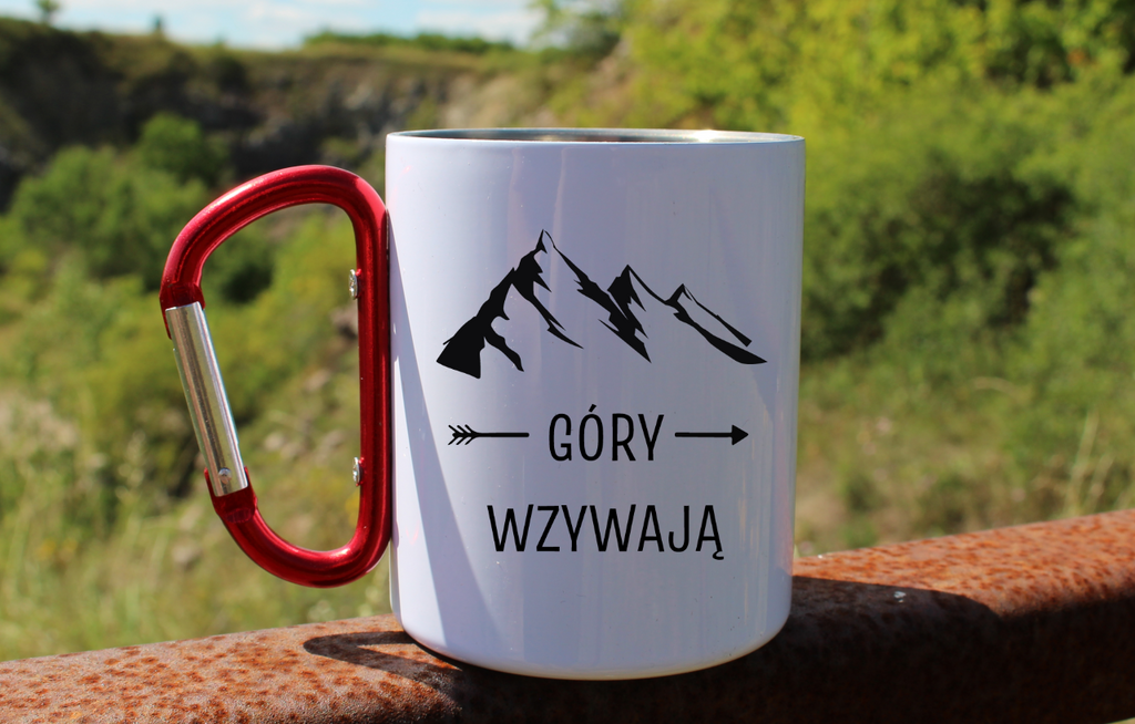 Kubek biały z czerwonym karabińczykiem, nadruk „Góry wzywają” - trekking #2