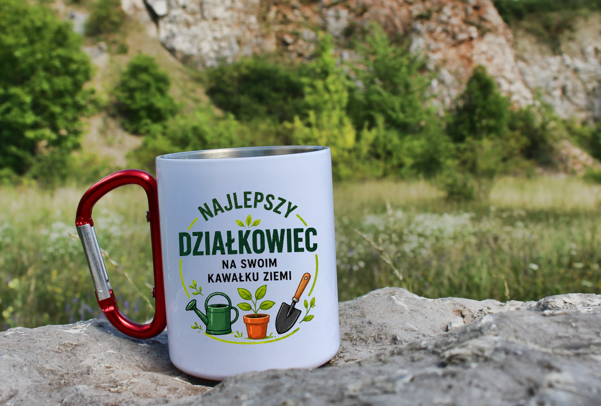 Kubek biały z czerwonym karabińczykiem „Najlepszy działkowiec na swoim kawałku ziemi” – działka, ogród #4