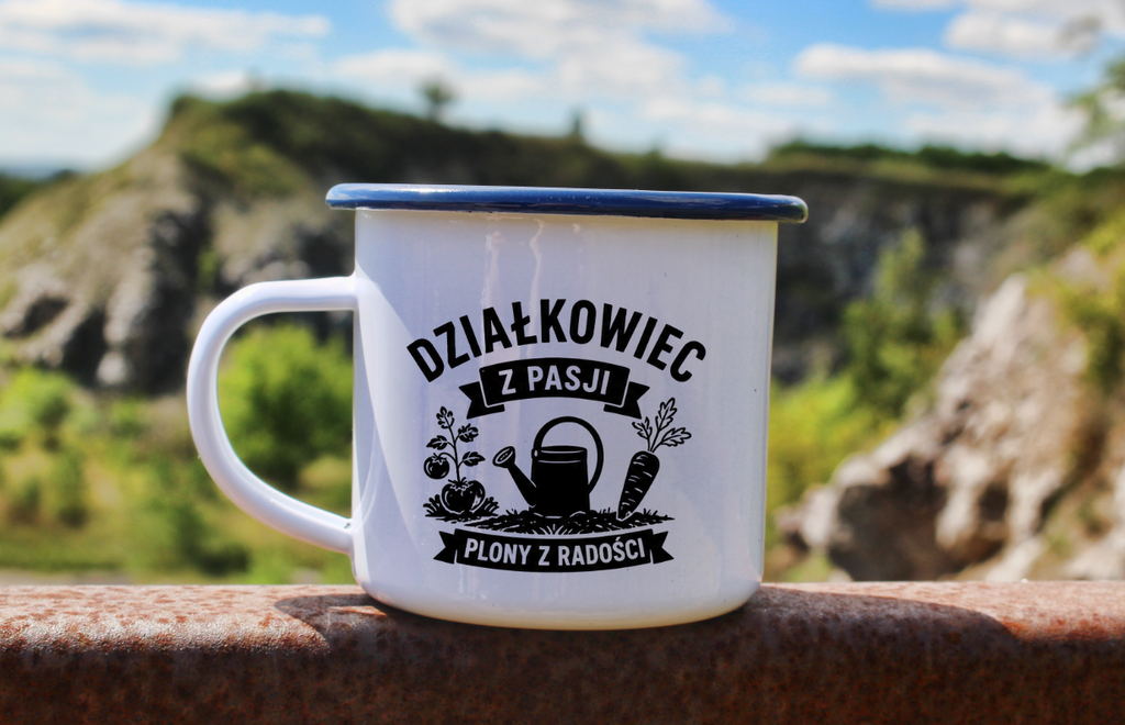 Kubek emaliowany biały z nadrukiem „Działkowiec z pasji, plony z radości” – ogród, działka #5