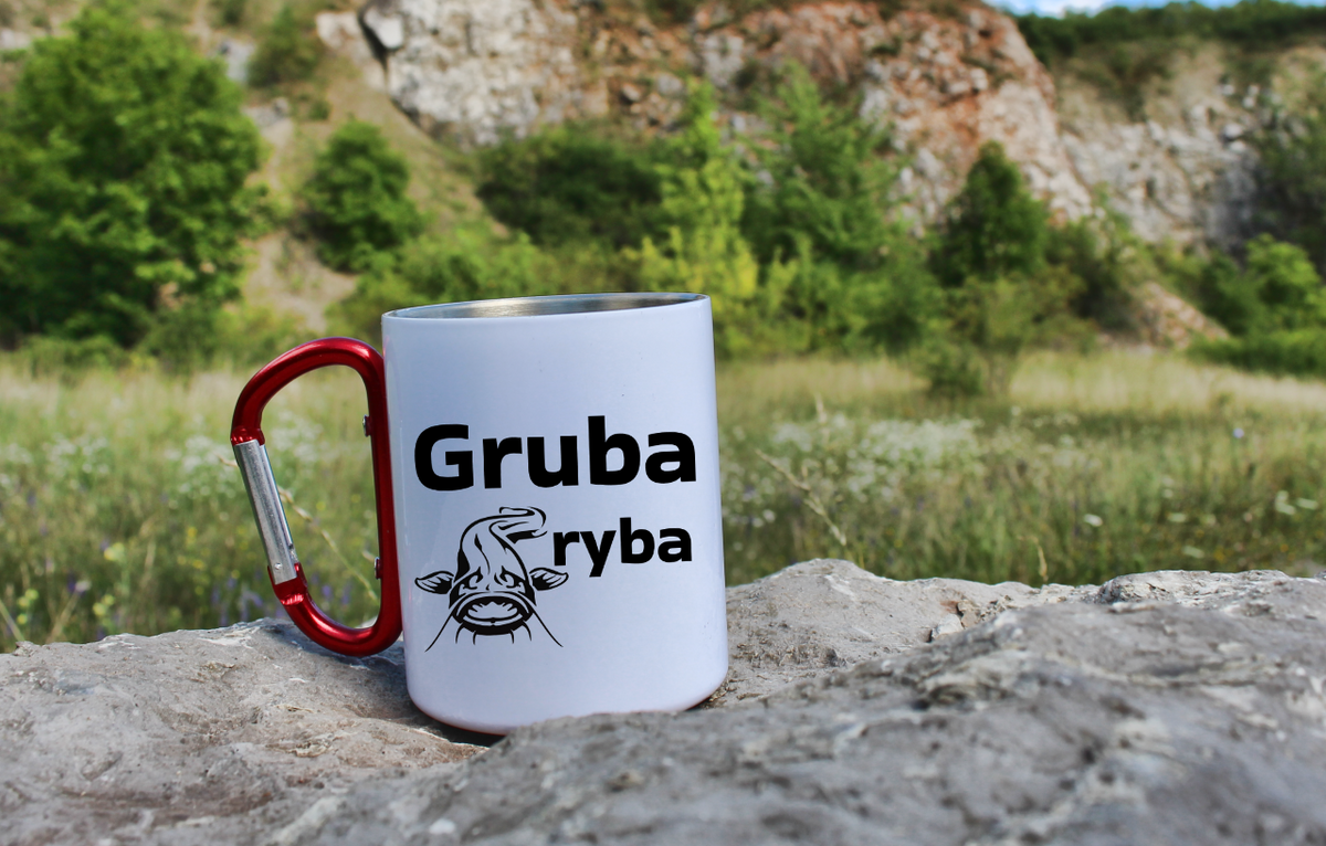 Kubek biały z czerwonym karabińczykiem i nadrukiem "Gruba ryba" – wędkarstwo #12