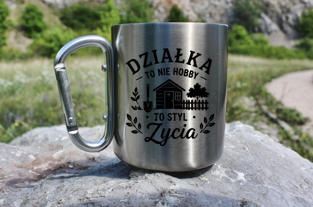 Kubek metalowy z karabińczykiem i nadrukiem „Działka to nie hobby, to styl życia” – na działkę #4