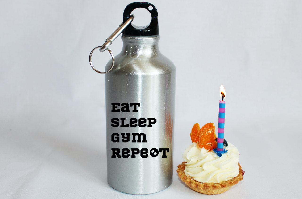Bidon srebrny 400 ml z nadrukiem „Eat Sleep Gym Repeat” – siłownia #7
