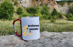 Kubek biały z czerwonym karabińczykiem i nadrukiem „Królowa pasieki” – pszczelarstwo #9