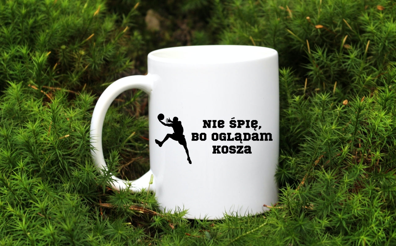 Kubek biały z nadrukiem "Nie śpię, bo oglądam kosza" – koszykówka #7