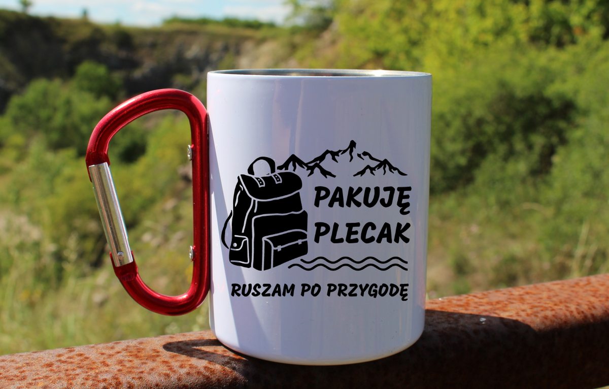 Kubek biały z czerwonym karabińczykiem z nadrukiem „Pakuję plecak, ruszam po przygodę” – trekking #3