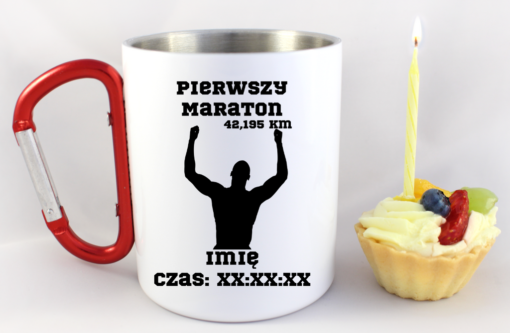 Kubek biały z czerwonym karabińczykiem – pamiątka po maratonie z czasem i imieniem – bieganie #10