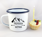 Kubek biały emaliowany z nadrukiem "Przygoda wzywa" #1