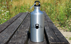 Butelka srebrna 500 ml z grafiką kettlebella i linią życia – na siłownię #4