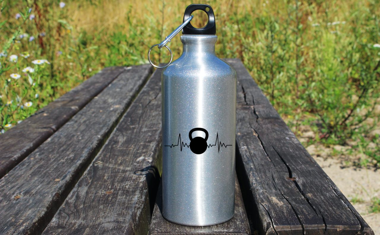 Butelka srebrna 500 ml z grafiką kettlebella i linią życia – na siłownię #4