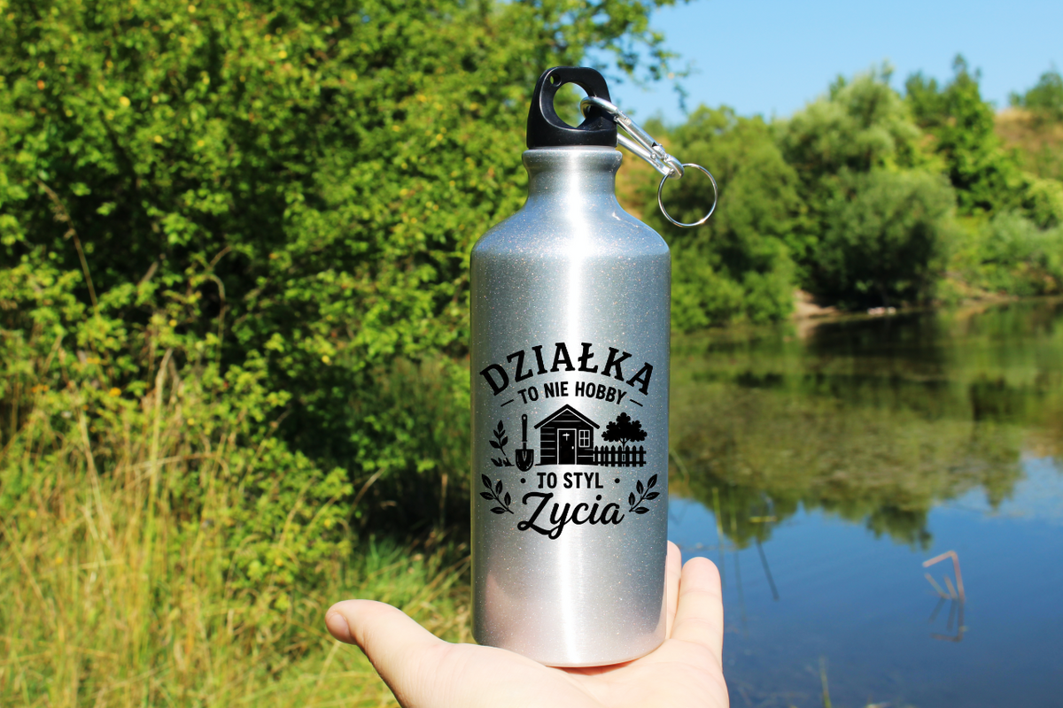 Bidon srebrny 500 ml z nadrukiem „Działka to nie hobby, to styl życia” – działka, ogród #4