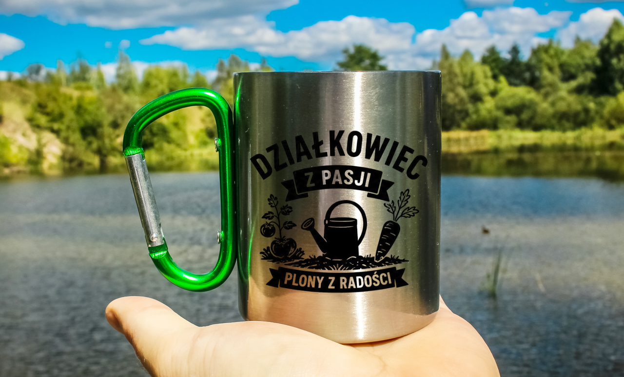 Kubek z zielonym karabińczykiem nadruk "Działkowiec z pasji, plony z radości" - działka, ogród #1