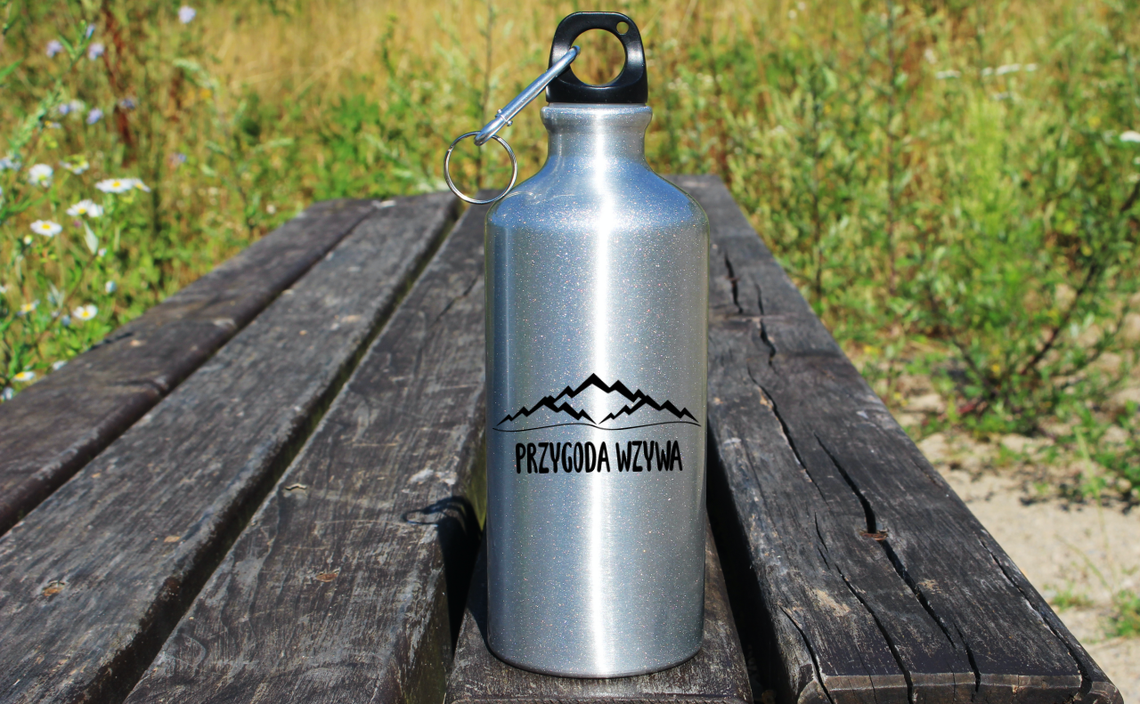 Bidon srebrny 500 ml z grafiką „Przygoda wzywa” – przygody, podróże #7