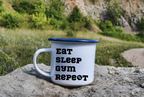 Kubek emaliowany biały z nadrukiem „Eat Sleep Gym Repeat” – siłownia #7
