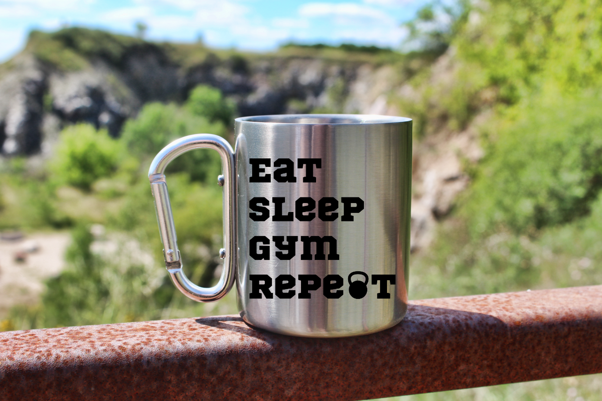 Kubek metalowy srebrny z karabińczykiem i nadrukiem "Eat Sleep Gym Repeat" – na siłownię #6